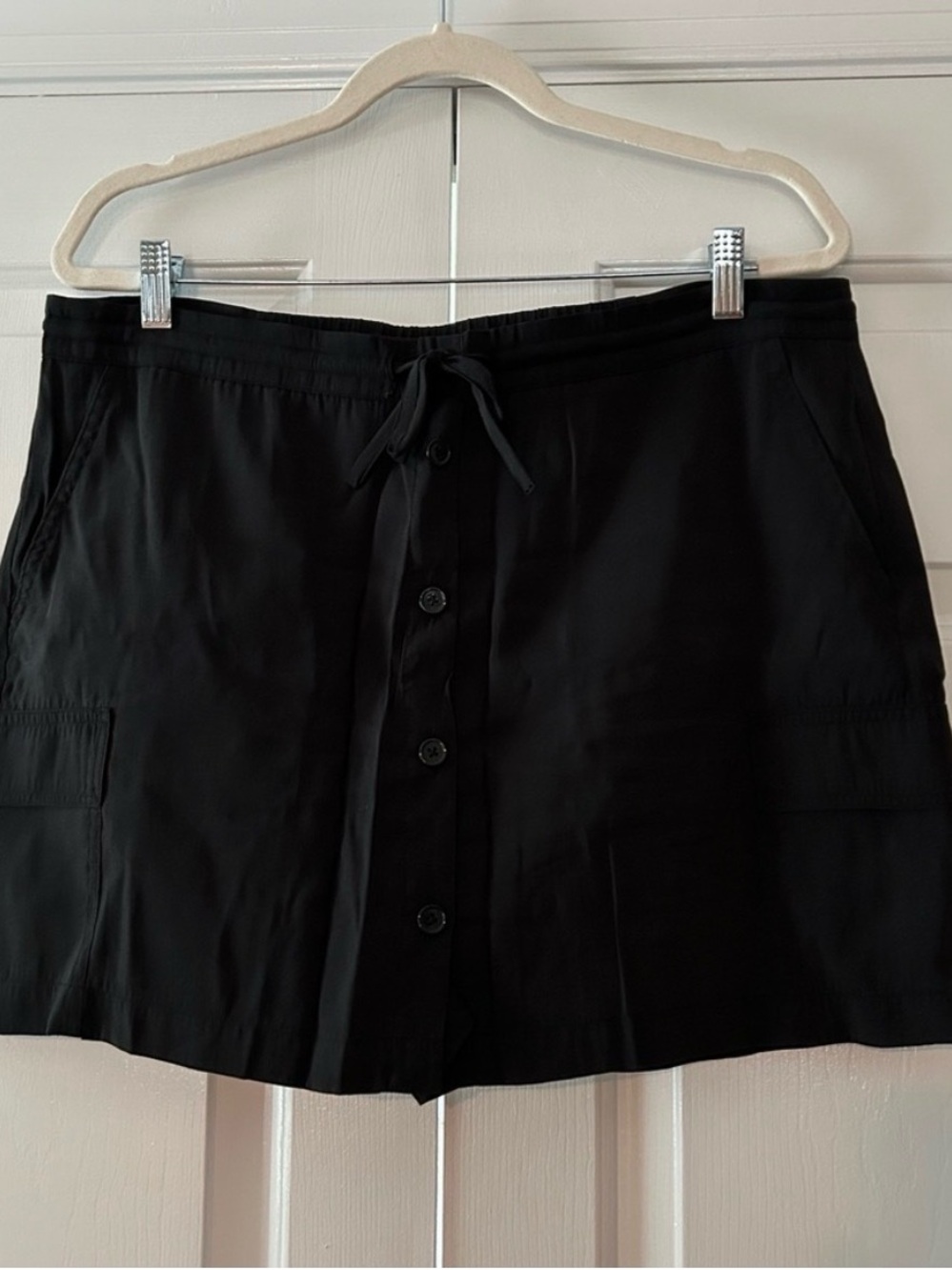 CAbi Black Skorts Lightweight Mid-Thigh